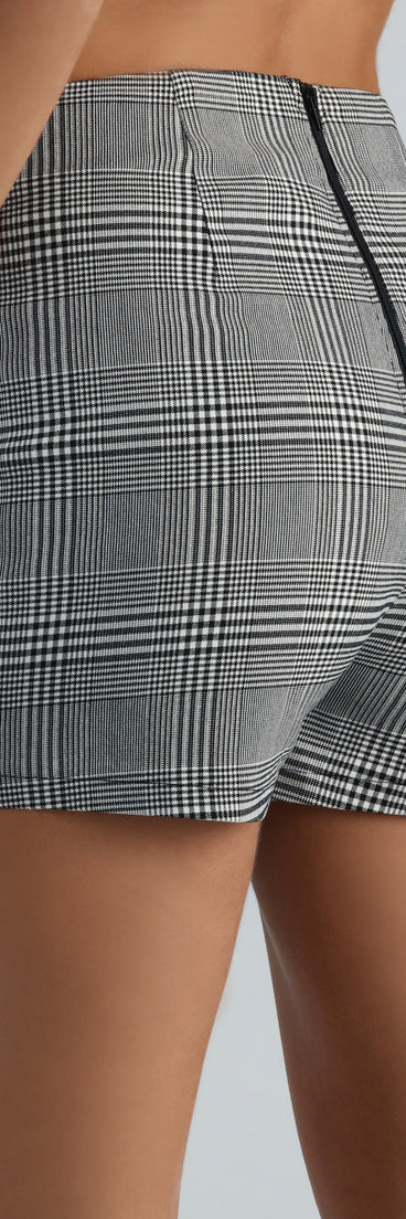 The mini skirt length on the Preppy-Chic Plaid Envelope Skort adds a sultry detail to your going-out outfits or everyday looks.