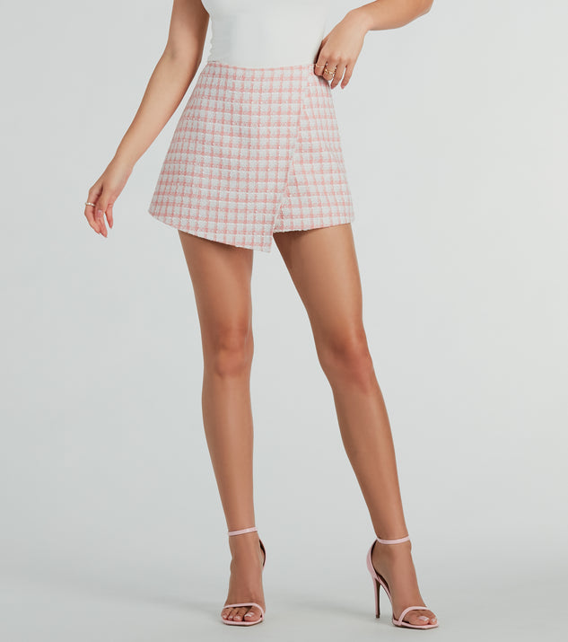 The mini skirt length on the Preppy Beauty Tweed Faux Pearl Button Plaid Skort adds a sultry detail to your going-out outfits or everyday looks.