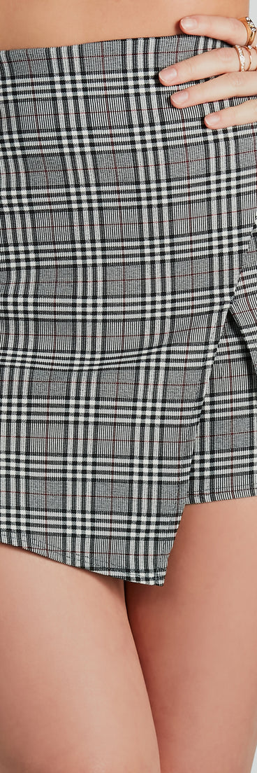 The mini skirt length on the Classic Style Icon Plaid Mini Skort adds a sultry detail to your going-out outfits or everyday looks.
