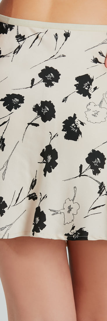 The mini skirt length on the Fashionable Floral Mini Skort adds a sultry detail to your going-out outfits or everyday looks.