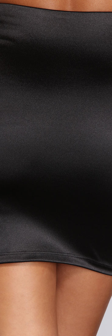 Binz Mini Skirt is a fire pick to create 2023 festival outfits, concert dresses, outfits for raves, or to complete your best party outfits or clubwear!