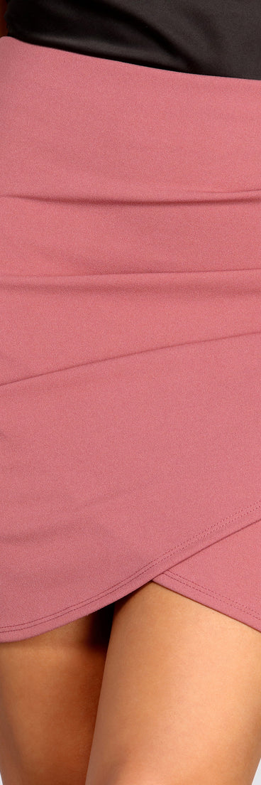 It's A Date Crepe Mini Skirt provides a stylish start to creating your best summer outfits of the season with on-trend details for 2023!