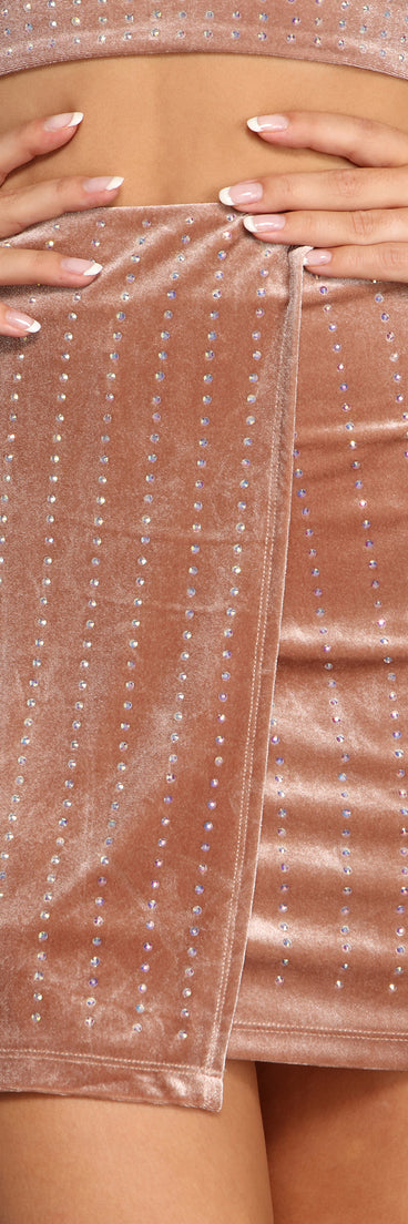 Janessa Formal Heat Stone Velvet Mini Skirt provides a stylish start to creating your best summer outfits of the season with on-trend details for 2023!