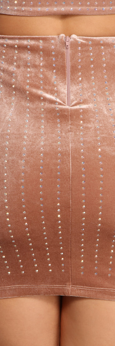 Janessa Formal Heat Stone Velvet Mini Skirt provides a stylish start to creating your best summer outfits of the season with on-trend details for 2023!