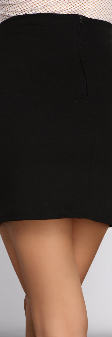 Lace-Up Glam Ponte Knit Mini Skirt provides a stylish start to creating your best summer outfits of the season with on-trend details for 2023!