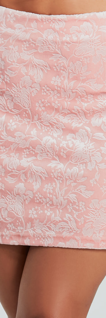 The mini skirt length on the Floral Dates Velvet Mini Skirt adds a sultry detail to your going-out outfits or everyday looks.