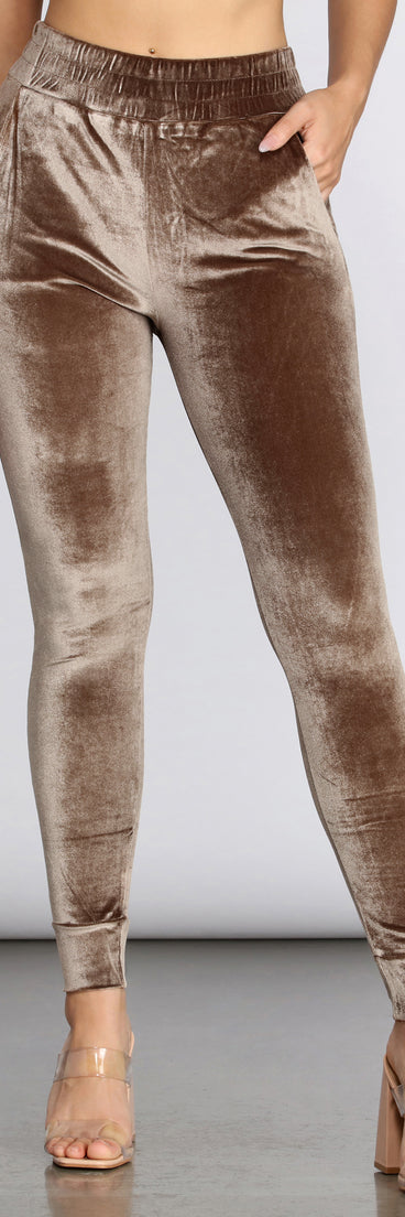 You’ll look stunning in the Lady Luxe Joggers when paired with its matching separate to create a glam clothing set perfect for parties, date nights, concert outfits, back-to-school attire, or for any summer event!