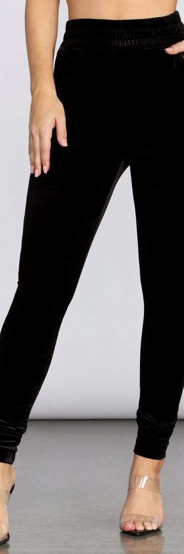 You’ll look stunning in the Lady Luxe Joggers when paired with its matching separate to create a glam clothing set perfect for parties, date nights, concert outfits, back-to-school attire, or for any summer event!