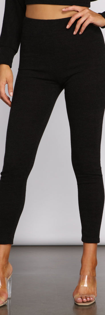 Strike A Pose High Waist Leggings provides a stylish start to creating your best summer outfits of the season with on-trend details for 2023!