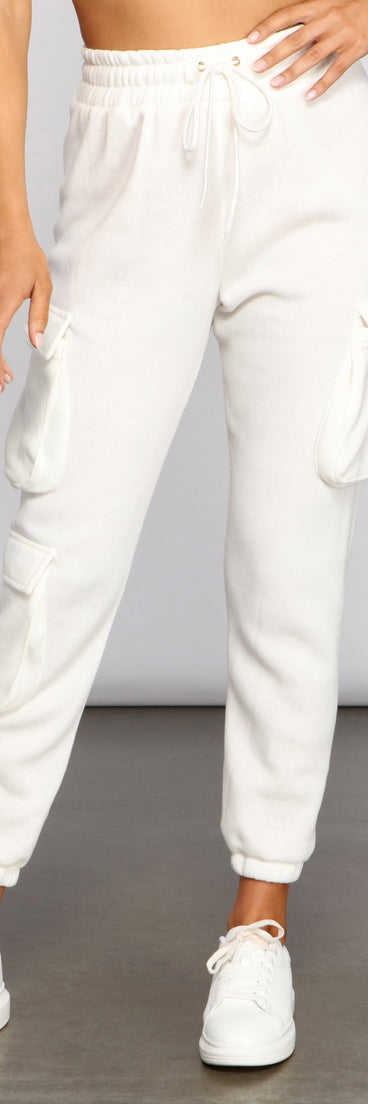 Low Profile High Waist Cargo Joggers provides a stylish start to creating your best summer outfits of the season with on-trend details for 2023!