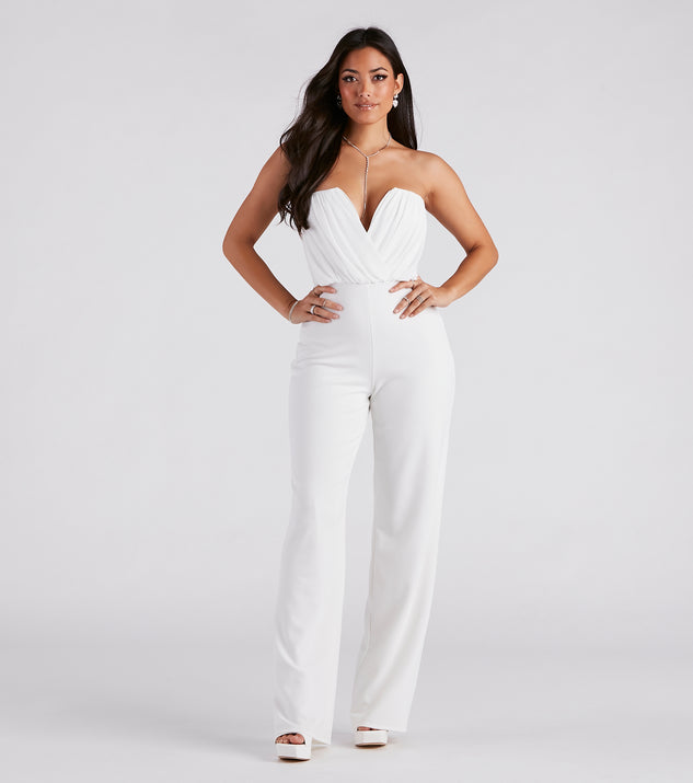 Such A Chic Vibe Strapless Jumpsuit with on-trend details provides a stylish start to creating your graduation outfit for the 2024 Commencement or grad party!