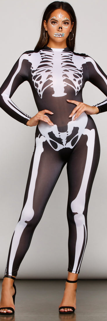 Adult women’s skeleton costume from Windsor features long sleeve, skeleton print catsuit that you can wear alone or style with other trendy costume separates. 