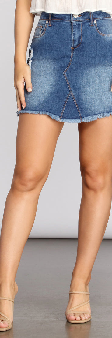Essential Distressed Denim Skirt is a trendy pick to create 2023 festival outfits, festival dresses, outfits for concerts or raves, and complete your best party outfits!