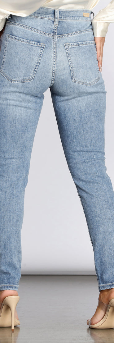 High Rise Distressed Boyfriend Jeans provides a stylish start to creating your best summer outfits of the season with on-trend details for 2023!