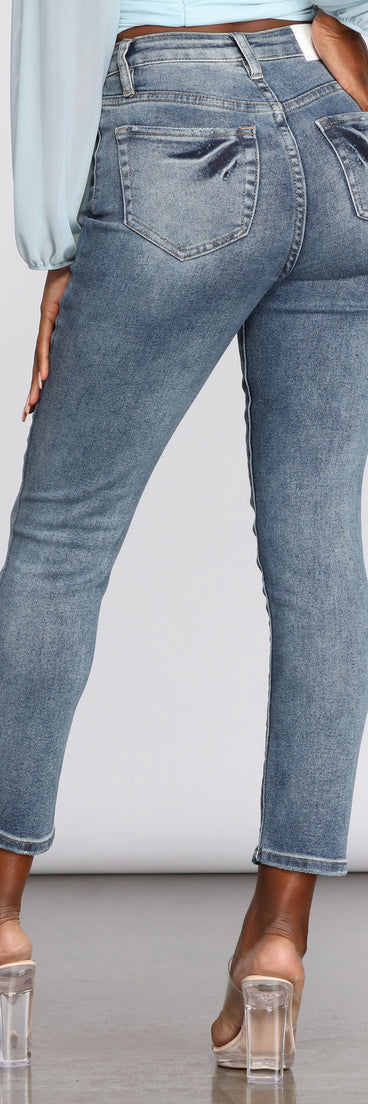 High Rise Distressed Tapered Jeans provides a stylish start to creating your best summer outfits of the season with on-trend details for 2023!