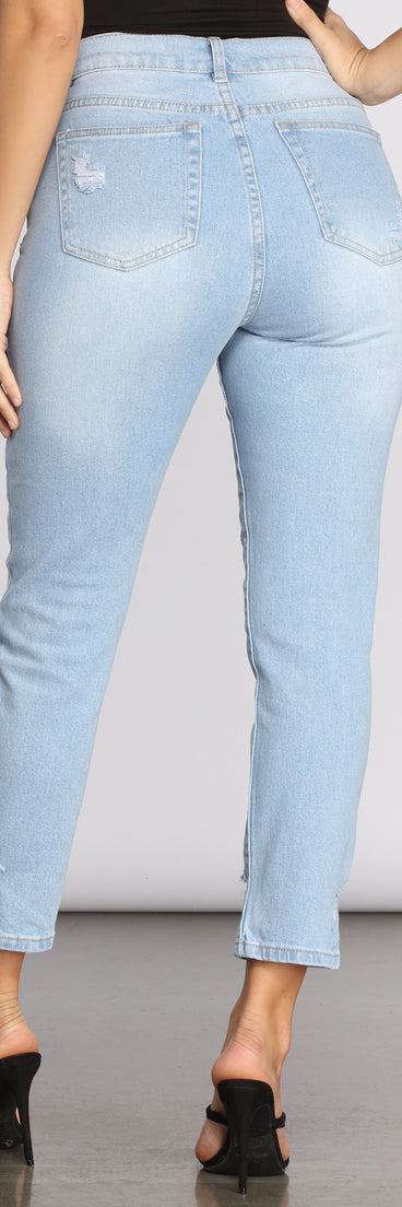 High Rise Light Wash Denim Pants provides a stylish start to creating your best summer outfits of the season with on-trend details for 2023!