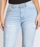 High Rise Light Wash Denim Pants provides a stylish start to creating your best summer outfits of the season with on-trend details for 2023!