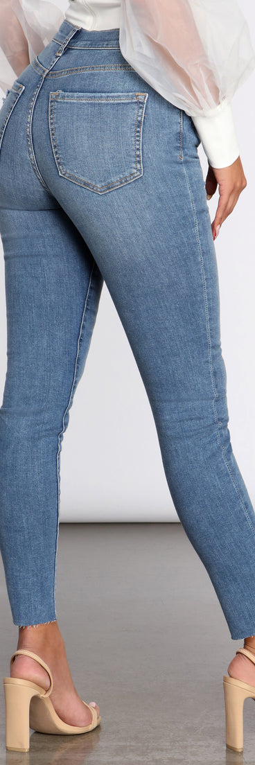 Back to Basics High Waist Jeans provides a stylish start to creating your best summer outfits of the season with on-trend details for 2023!