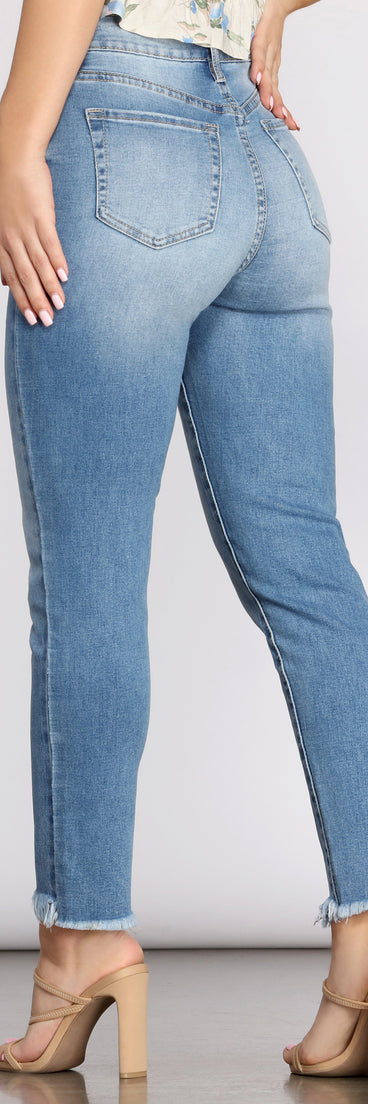 High Rise Frayed Hem Jeans provides a stylish start to creating your best summer outfits of the season with on-trend details for 2023!