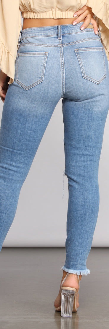 Mid Rise Frayed Cropped Skinny Jeans provides a stylish start to creating your best summer outfits of the season with on-trend details for 2023!
