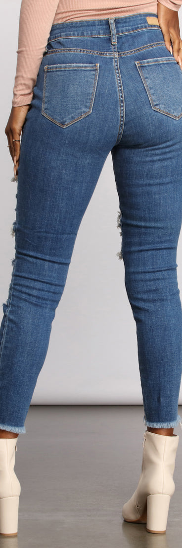 Fab and Frayed Distressed Skinny Jeans provides a stylish start to creating your best summer outfits of the season with on-trend details for 2023!