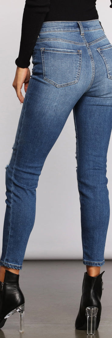 High Rise Knee Slit Skinny Jeans provides a stylish start to creating your best summer outfits of the season with on-trend details for 2023!