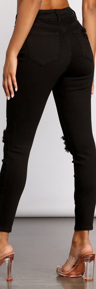 High Rise Knee Slit Skinny Jeans provides a stylish start to creating your best summer outfits of the season with on-trend details for 2023!