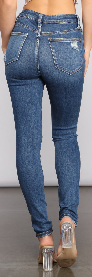 On the Rise Super High Waist Skinny Jeans provides a stylish start to creating your best summer outfits of the season with on-trend details for 2023!