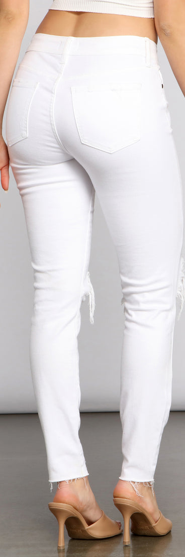 Jude Mid-Rise Destructed Knee Skinny Jeans provides a stylish start to creating your best summer outfits of the season with on-trend details for 2023!