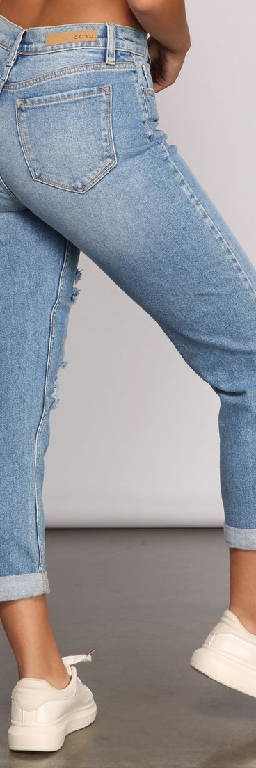 High-Rise Cropped And Cuffed Mom Jeans provides a stylish start to creating your best summer outfits of the season with on-trend details for 2023!