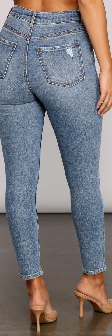 So Major High-Rise Destructed Skinny Jeans provides a stylish start to creating your best summer outfits of the season with on-trend details for 2023!