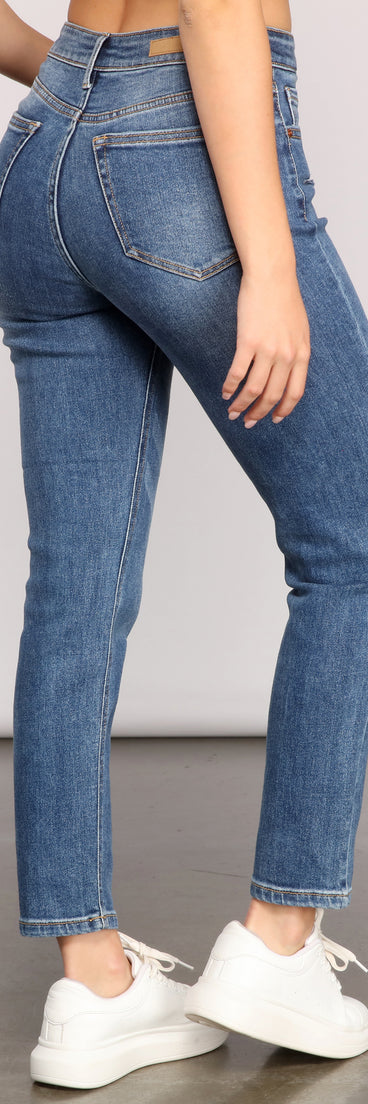 High Rise Basic Straight Leg Jeans provides a stylish start to creating your best summer outfits of the season with on-trend details for 2023!