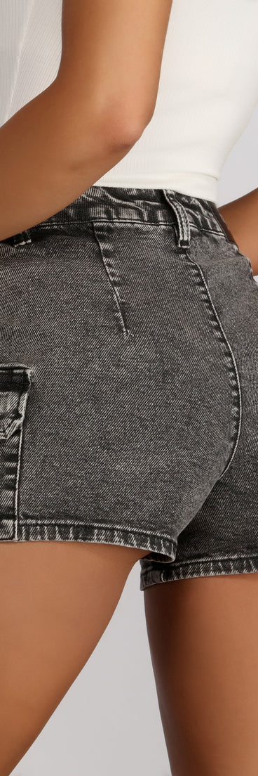 High Rise Acid Wash Cargo Shorts provides a stylish start to creating your best summer outfits of the season with on-trend details for 2023!