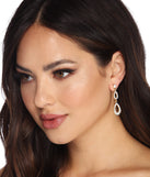 Rhinestone Teardrop Earrings is the perfect Homecoming look pick with on-trend details to make the 2023 HOCO dance your most memorable event yet!