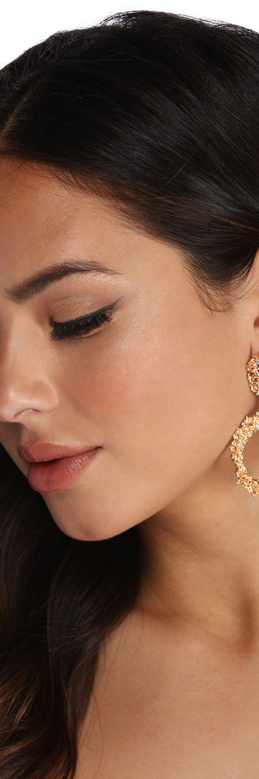 All That Glitters Textured Earrings is the perfect Homecoming look pick with on-trend details to make the 2023 HOCO dance your most memorable event yet!