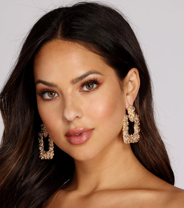 Gold Rush Textured Door Knocker Earrings is the perfect Homecoming look pick with on-trend details to make the 2023 HOCO dance your most memorable event yet!