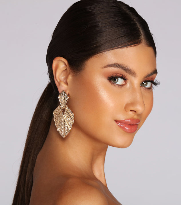 Textured Leaf Door Knocker Earrings is the perfect Homecoming look pick with on-trend details to make the 2023 HOCO dance your most memorable event yet!
