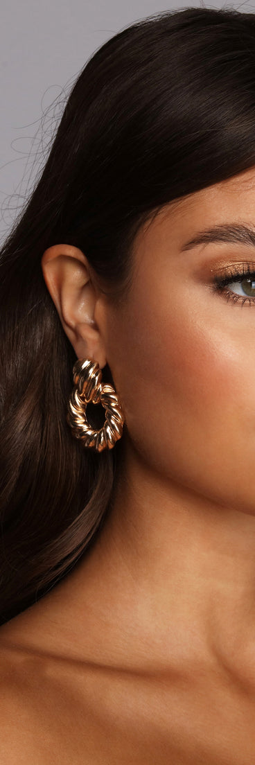 Twist Of Glam Luxe Earrings is the perfect Homecoming look pick with on-trend details to make the 2023 HOCO dance your most memorable event yet!