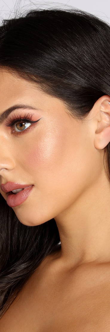 Feathered Dainty Cubic Zirconia Ear Crawler is the perfect Homecoming look pick with on-trend details to make the 2023 HOCO dance your most memorable event yet!