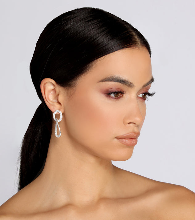 Double Link Drop Earrings is the perfect Homecoming look pick with on-trend details to make the 2023 HOCO dance your most memorable event yet!