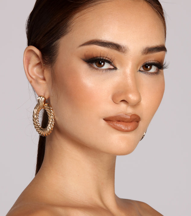 Perfect Circle Twisted Gold Earrings is the perfect Homecoming look pick with on-trend details to make the 2023 HOCO dance your most memorable event yet!