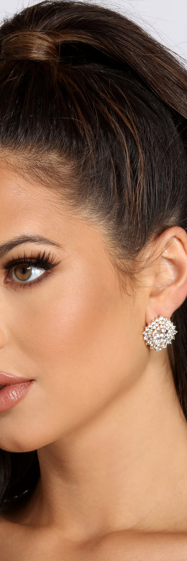 With Cubic Zirconia Floral Cluster Earrings as your homecoming jewelry or accessories, your 2023 Homecoming dress look will be fire!