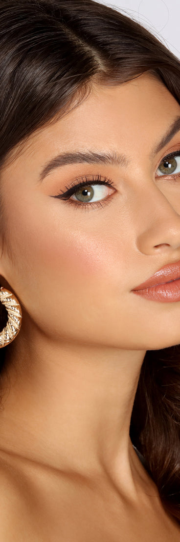 Quilted O-Ring Door Knocker Earrings is the perfect Homecoming look pick with on-trend details to make the 2023 HOCO dance your most memorable event yet!