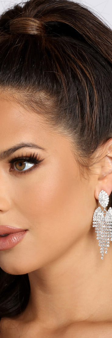 Mini Fringe Duster Earrings is the perfect Homecoming look pick with on-trend details to make the 2023 HOCO dance your most memorable event yet!