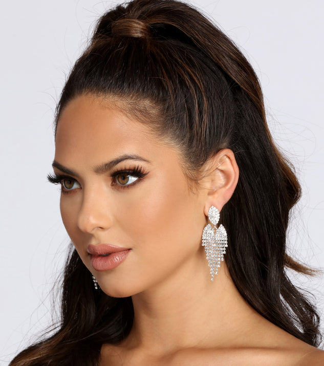 Mini Fringe Duster Earrings is the perfect Homecoming look pick with on-trend details to make the 2023 HOCO dance your most memorable event yet!