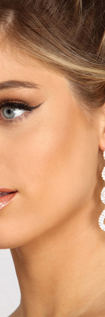 Glimmering Finish Teardrop Halo Linear Dusters is the perfect Homecoming look pick with on-trend details to make the 2023 HOCO dance your most memorable event yet!