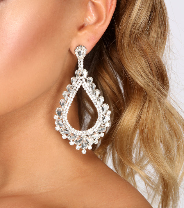 Have It All Chandelier Rhinestone Earrings is a trendy pick to create 2023 festival outfits, festival dresses, outfits for concerts or raves, and complete your best party outfits!