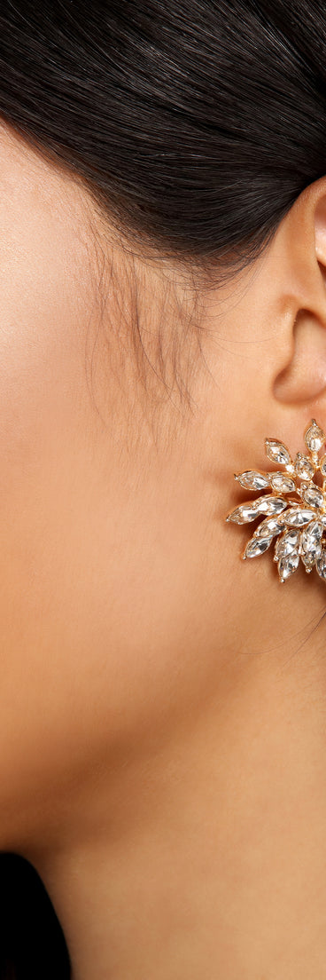 With Faceted Gemstone Flower Stud Earrings as your homecoming jewelry or accessories, your 2023 Homecoming dress look will be fire!