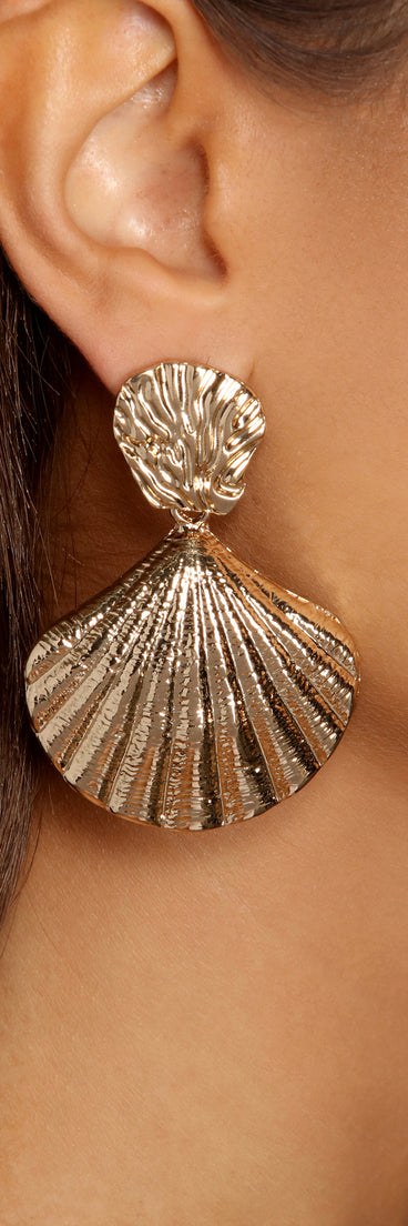 By The Ocean Shell Drop Earrings is a trendy pick to create 2023 festival outfits, festival dresses, outfits for concerts or raves, and complete your best party outfits!