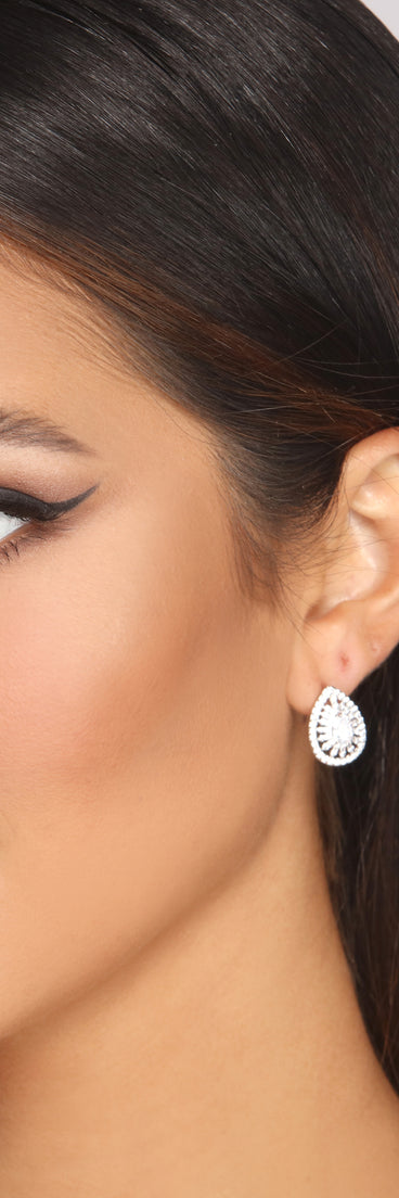 Cubic Zirconia Teardrop Rhinestone Studs is the perfect Homecoming look pick with on-trend details to make the 2023 HOCO dance your most memorable event yet!